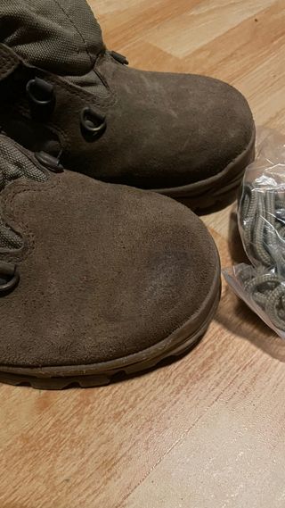 Botas militares en buen estado.