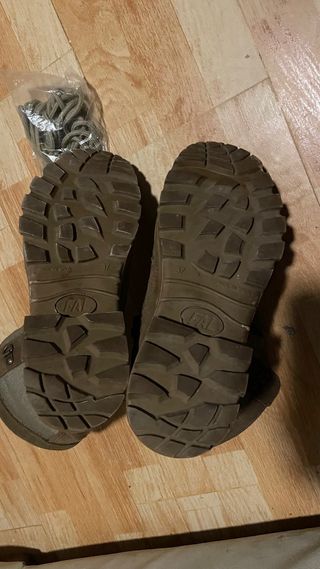 Botas militares en buen estado.