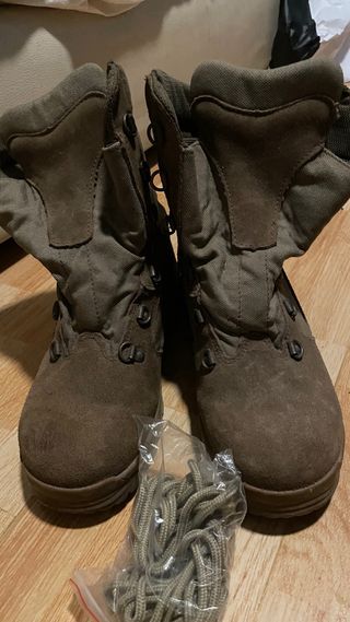 Botas militares en buen estado.