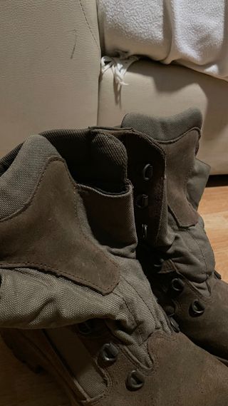 Botas militares en buen estado.