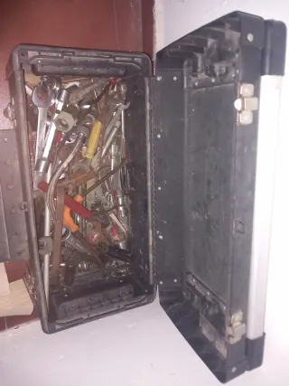 Caja de herramientas con herramientas