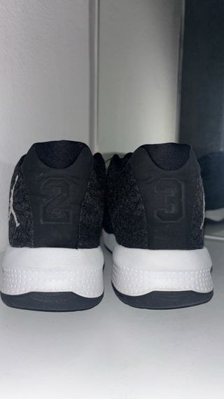 Zapatillas Jordan Negras y Blancas