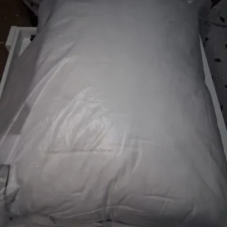 2 Almohada, cojín.