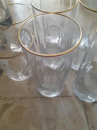 Juego de 11 vasos de cristal con borde dorado