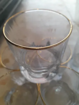 Juego de 11 vasos de cristal con borde dorado