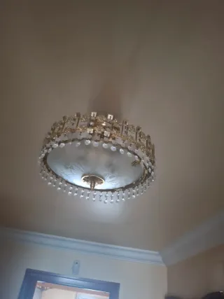 Lámpara de techo dorada con cristales