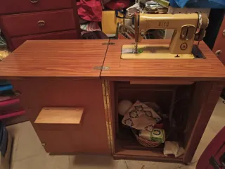 Máquina de coser Alfa antigua