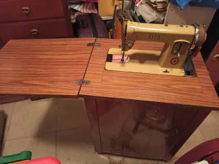 Máquina de coser Alfa antigua