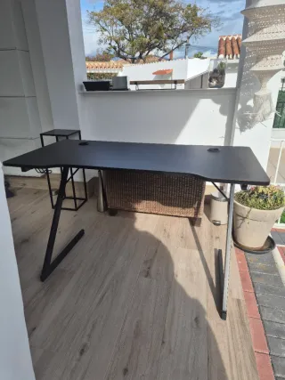 Mesa de ordenador negra