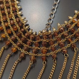 Collar dorado con cuentas marrones