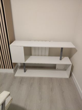 Escritorio blanco en forma de S