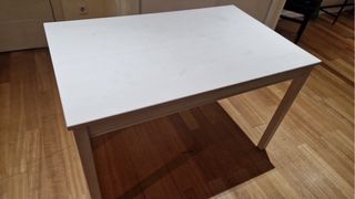 Mesa de comedor blanca y madera
