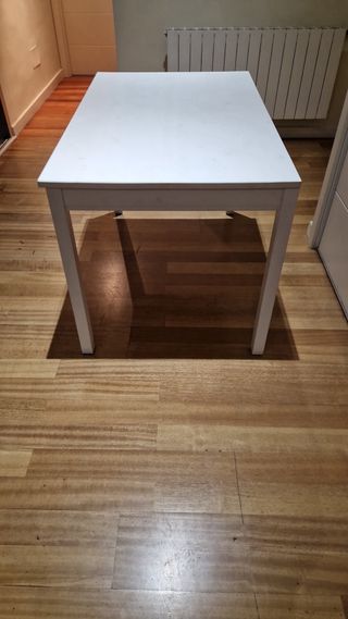 Mesa de comedor blanca y madera