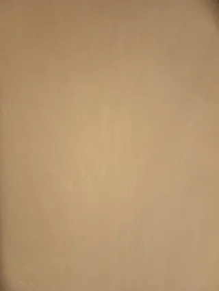 Silla de tela beige con patas de madera