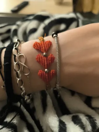 Pulsera Macramé Corazones Rojos y Hilo Dorado