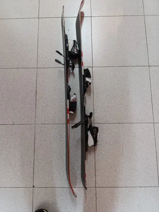 Lotería Botas de esquí infantiles azules y esquis.