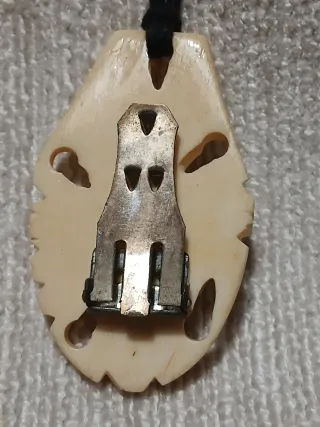 Antica clip o ciondolo in osso inciso