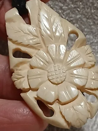 Antica clip o ciondolo in osso inciso