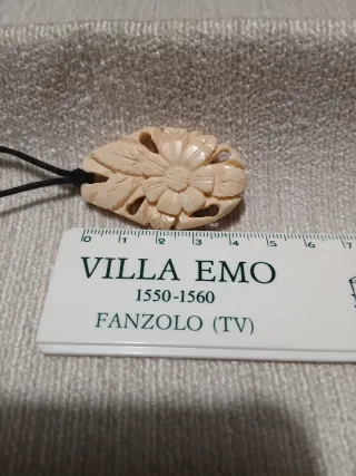 Antica clip o ciondolo in osso inciso