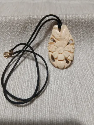 Antica clip o ciondolo in osso inciso