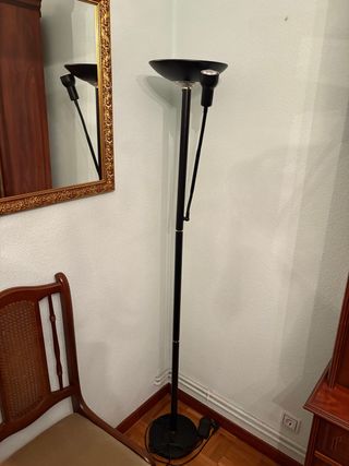 Lámpara de pie moderna negra