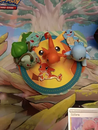 Lote Pokémon: 4 Muñecos, 3 Pin,s y 2 Cartas FullAr