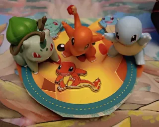 Lote Pokémon: 4 Muñecos, 3 Pin,s y 2 Cartas FullAr