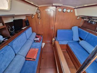 Dufour 31 timón de rueda con Dingui y Fueraborda