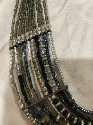 Collar multicapa de cuentas