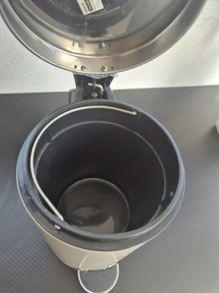 Papelera de metal con pedal