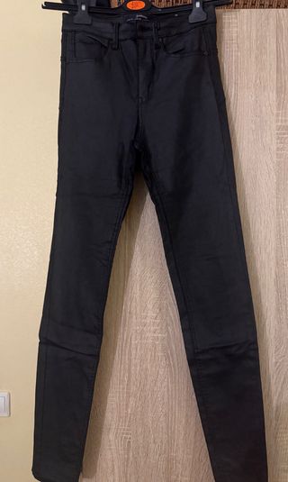 Pantalón efecto piel negro