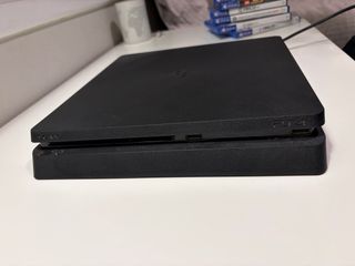 PS4 Slim Negra + 11 Videojuegos + cables