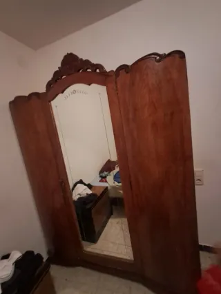 Armario de madera con espejo
