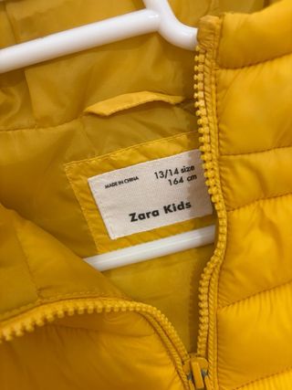 Chaleco acolchado con capucha Zara