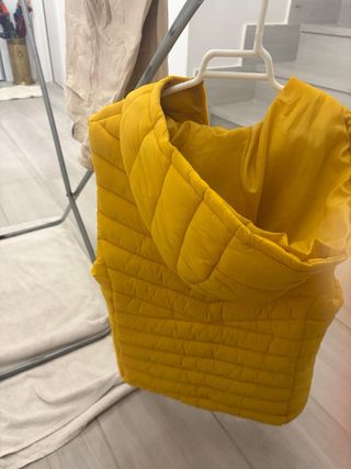 Chaleco acolchado con capucha Zara