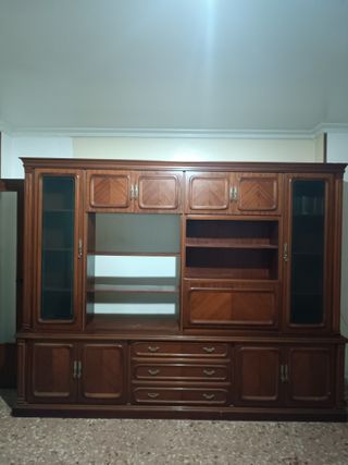 Mueble aparador de madera con vitrinas