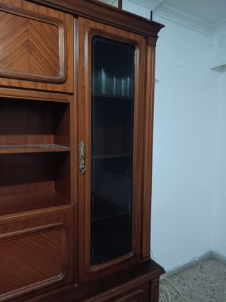 Mueble aparador de madera con vitrinas