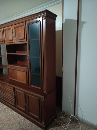 Mueble aparador de madera con vitrinas