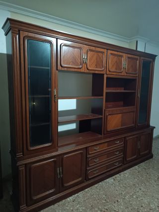 Mueble aparador de madera con vitrinas