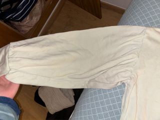 Sudadera beige.