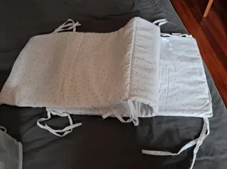 Protector de cuna acolchado con estrellas