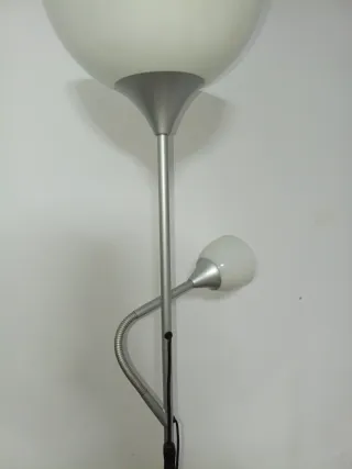 Lámpara de pie metal con luz lectura