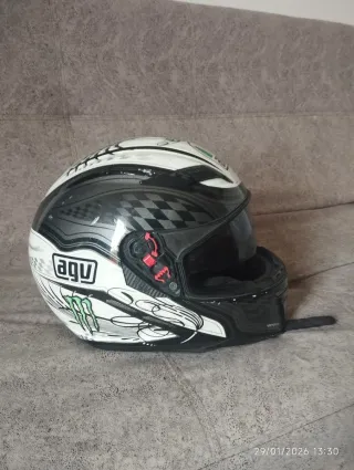 Casco AGV Monster Energy.tiene un detalle.