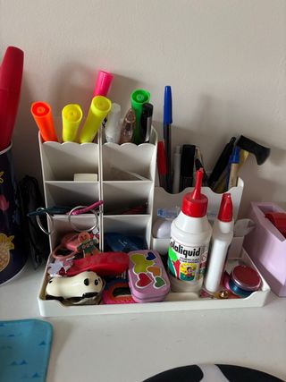 Organizador de escritorio beige y blanco