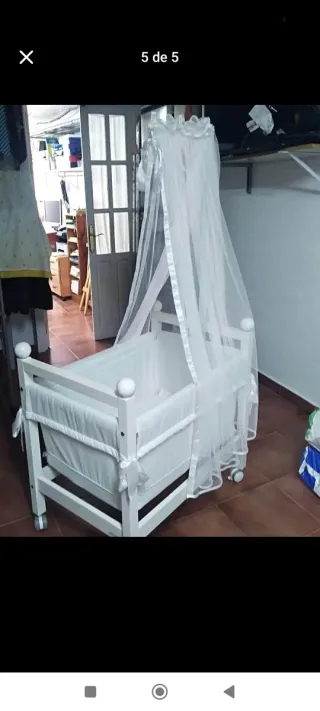 Minicuna blanca con dosel