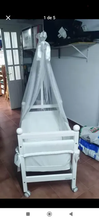 Minicuna blanca con dosel