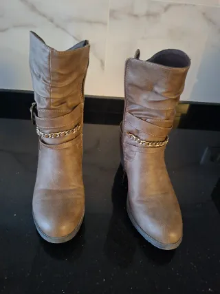 Botines marrones mujer con cadena