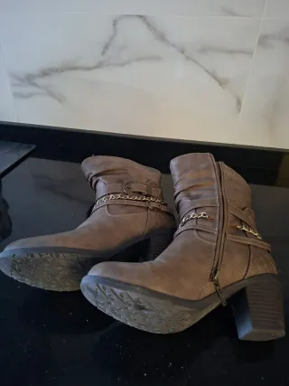 Botines marrones mujer con cadena