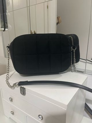 Bolso negro acolchado con cadena