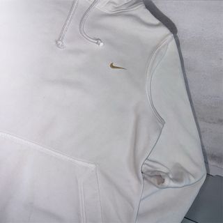 Felpa Nike bianca con logo dorato